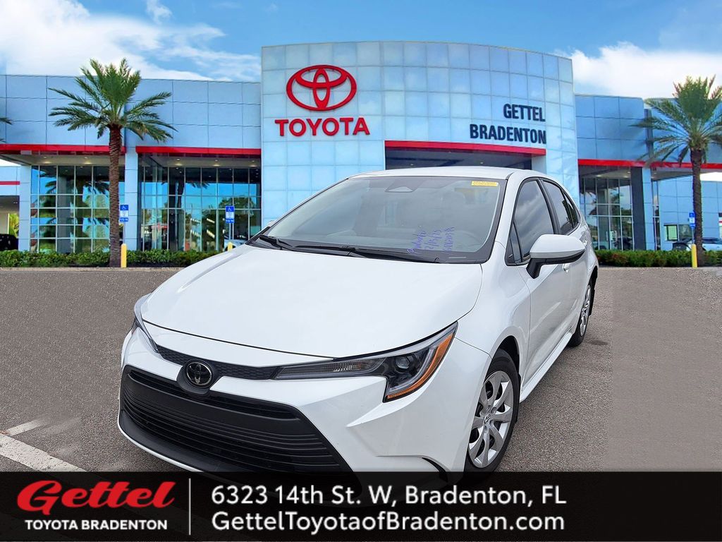 2025 Toyota Corolla LE's photo