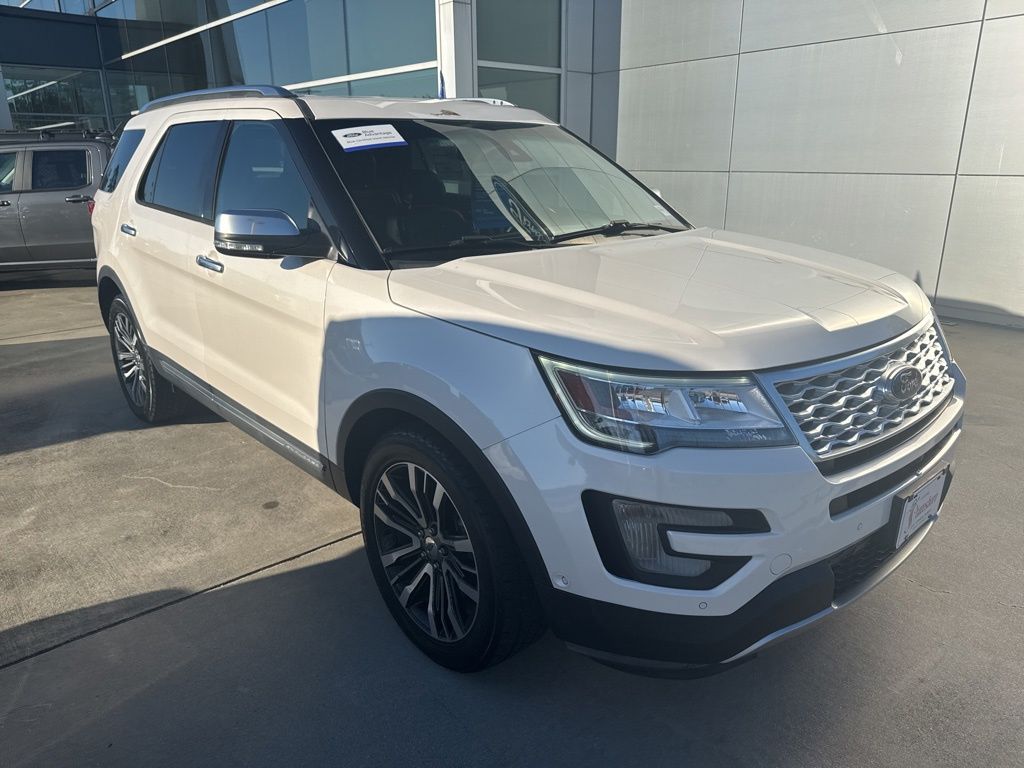 2017 Ford Explorer Platinum's photo