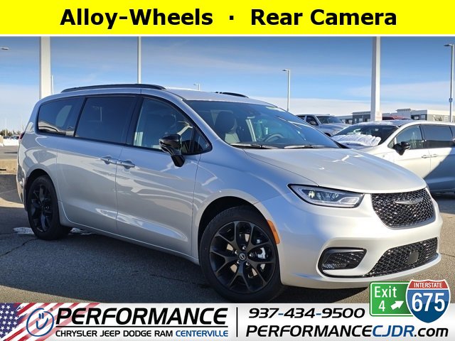 2026 Chrysler Pacifica Select's photo