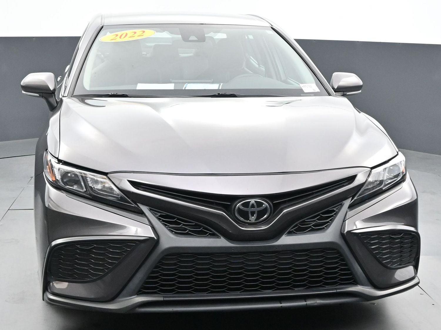 2022 Toyota Camry SE photo 2