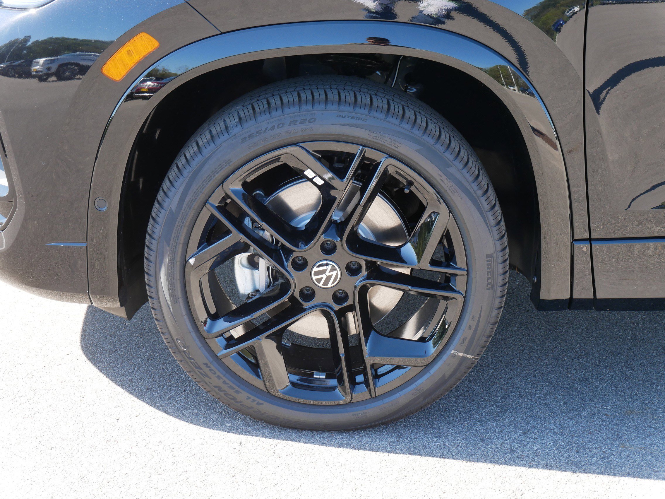 2025 Volkswagen Tiguan SE R-Line Black photo 4