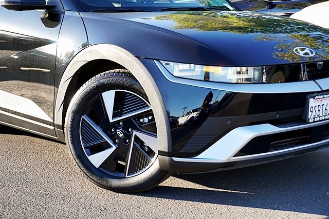 Used 2025 Black Hyundai SEL image 3