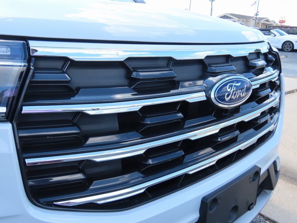 2025 Ford Explorer photo 2
