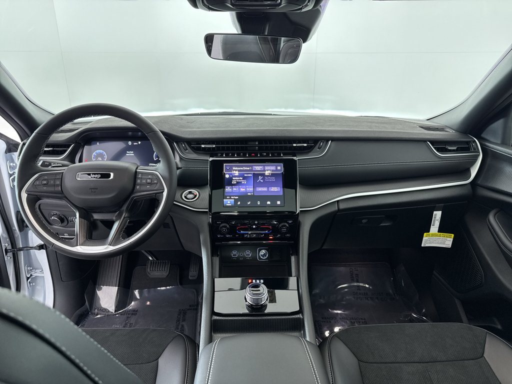 2025 Jeep Grand Cherokee Laredo Altitude photo 3