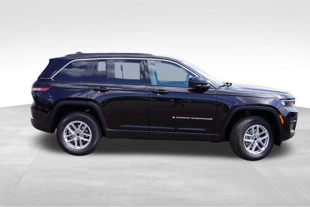 2025 Jeep Grand Cherokee Laredo photo 2