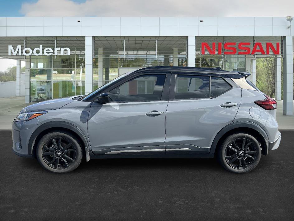 2022 Nissan Kicks SR photo 2