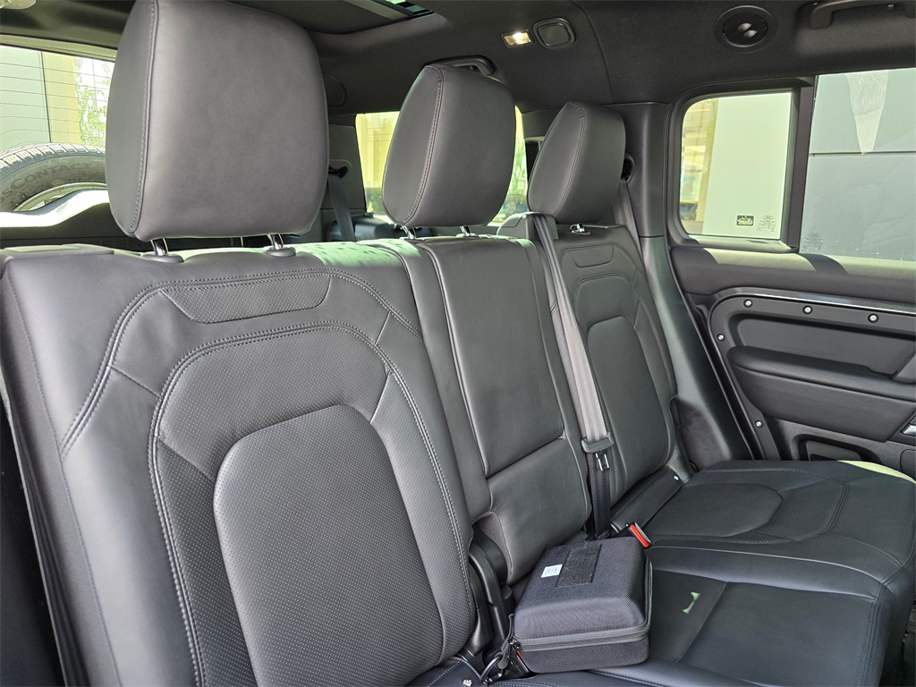 2025 Land Rover Defender 130 X-Dynamic SE photo 29