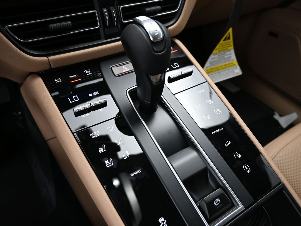 2026 Porsche Macan T photo 20