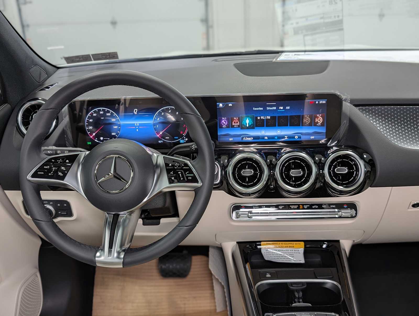 2025 Mercedes Benz GLA 250 4MATIC photo 3
