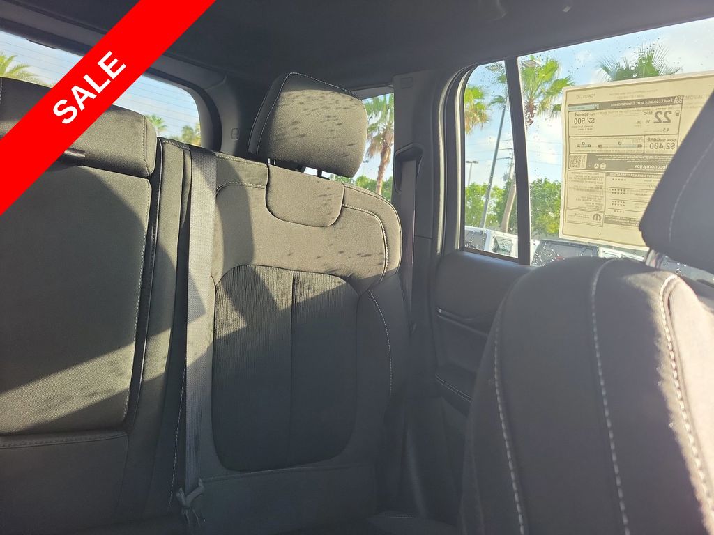 2025 Jeep Grand Cherokee Laredo Altitude photo 13
