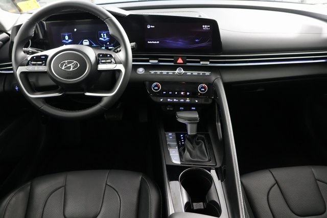 2022 Hyundai Elantra Limited photo 2