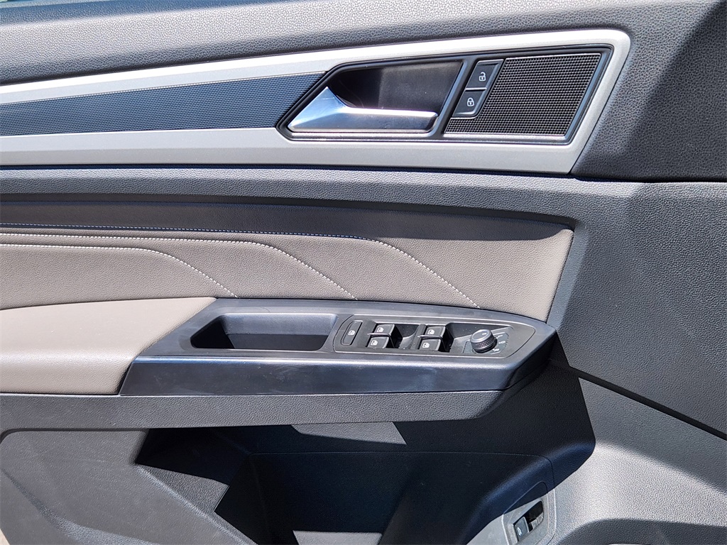 2021 Volkswagen Atlas V6 SE Technology R-Line photo 2