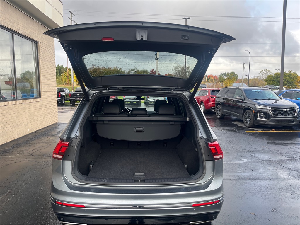 2019 Volkswagen Tiguan SEL Premium photo 2