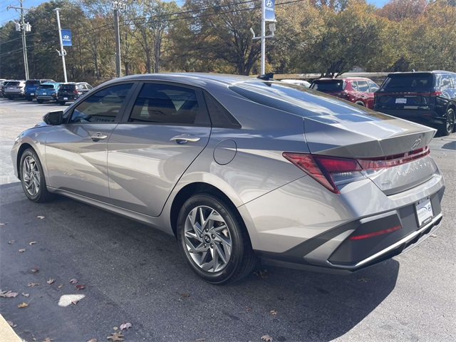 2024 Hyundai Elantra SEL photo 3