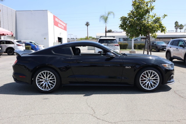 2017 Ford Mustang GT Premium photo 2