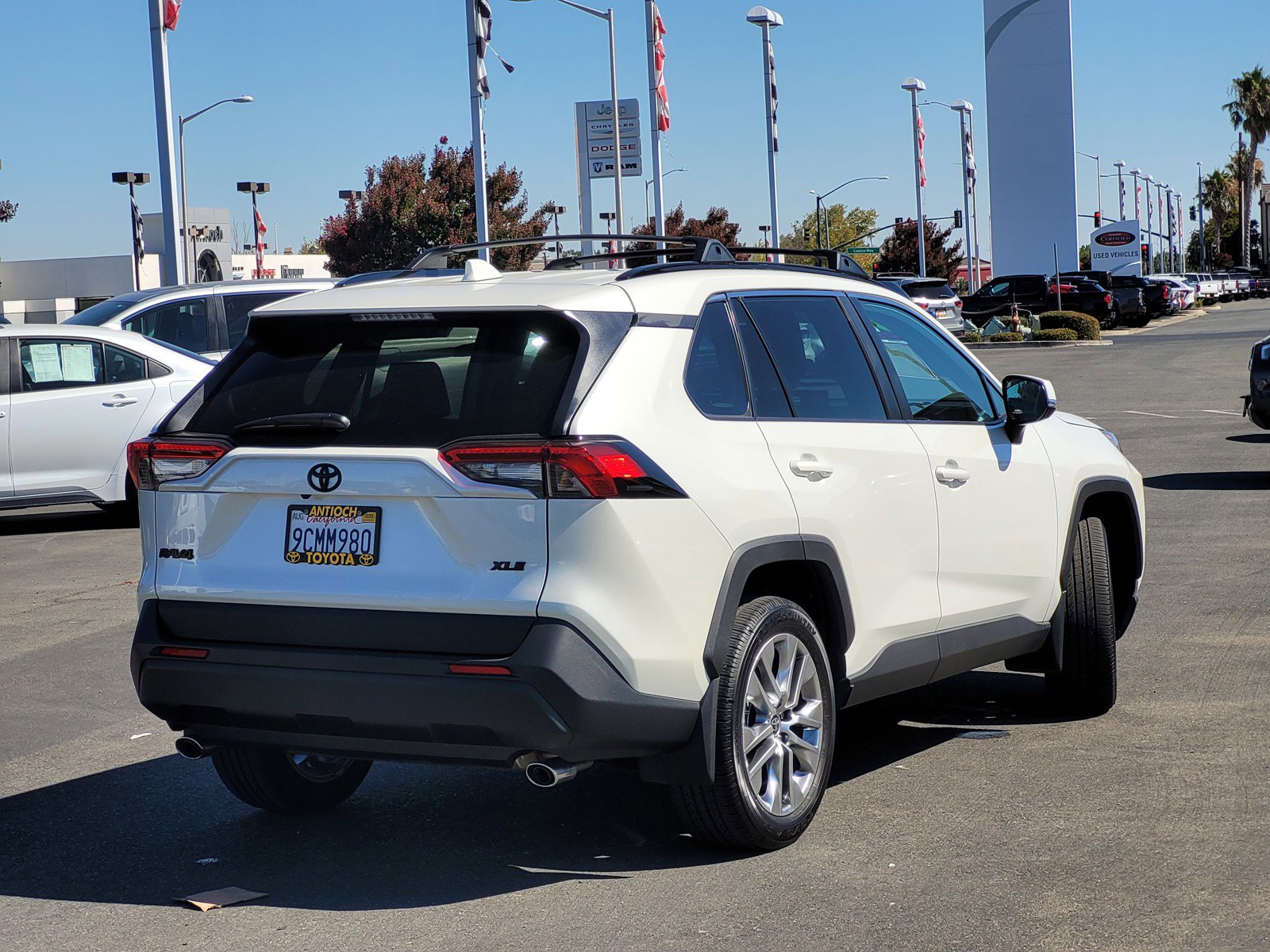 2022 Toyota RAV4 XLE Premium photo 2