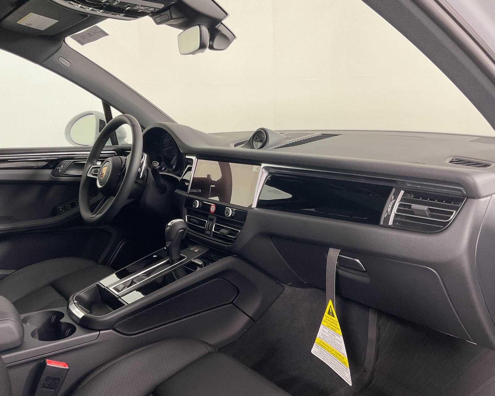 2025 Porsche Macan T photo 19