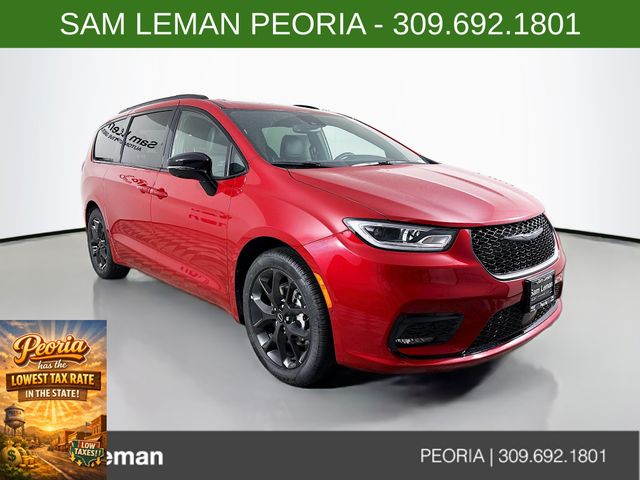 2026 Chrysler Pacifica Limited's photo