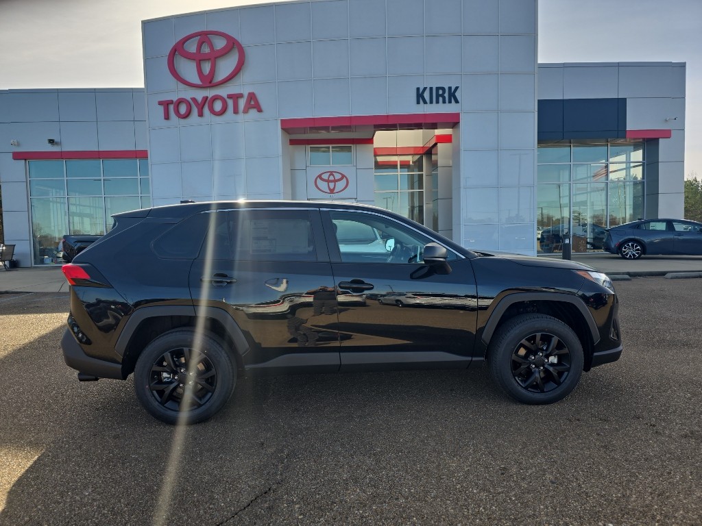 2025 Toyota RAV4 LE's photo