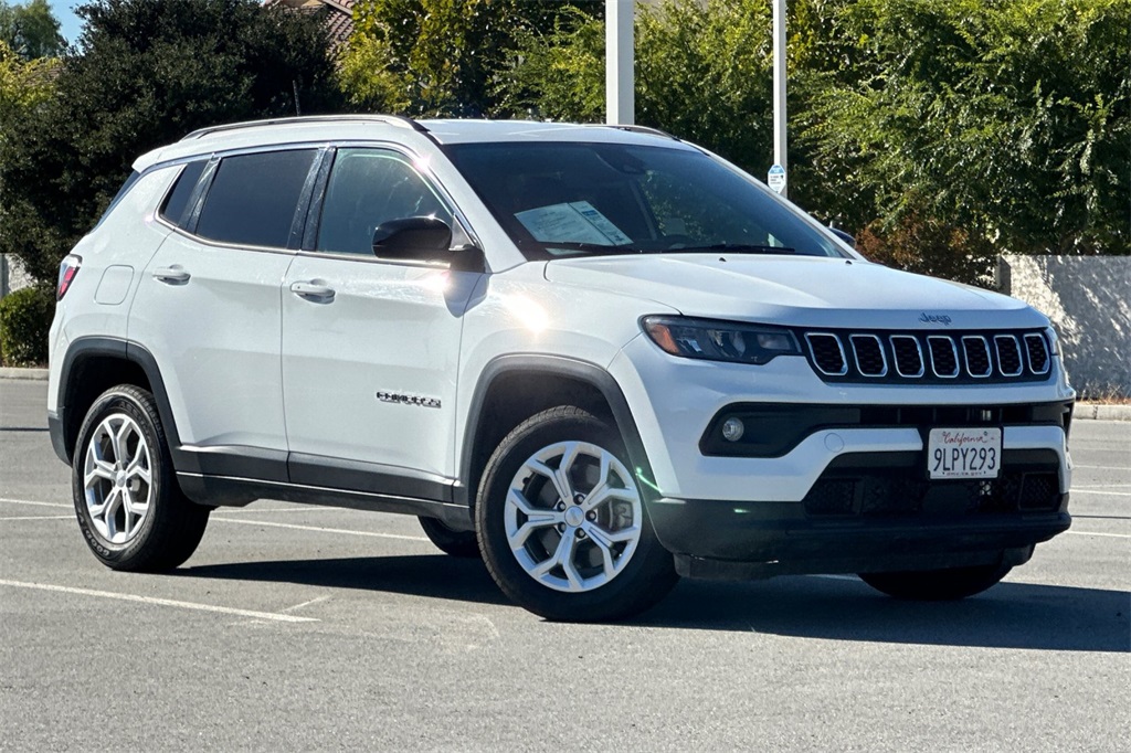 2024 Jeep Compass Latitude photo 2