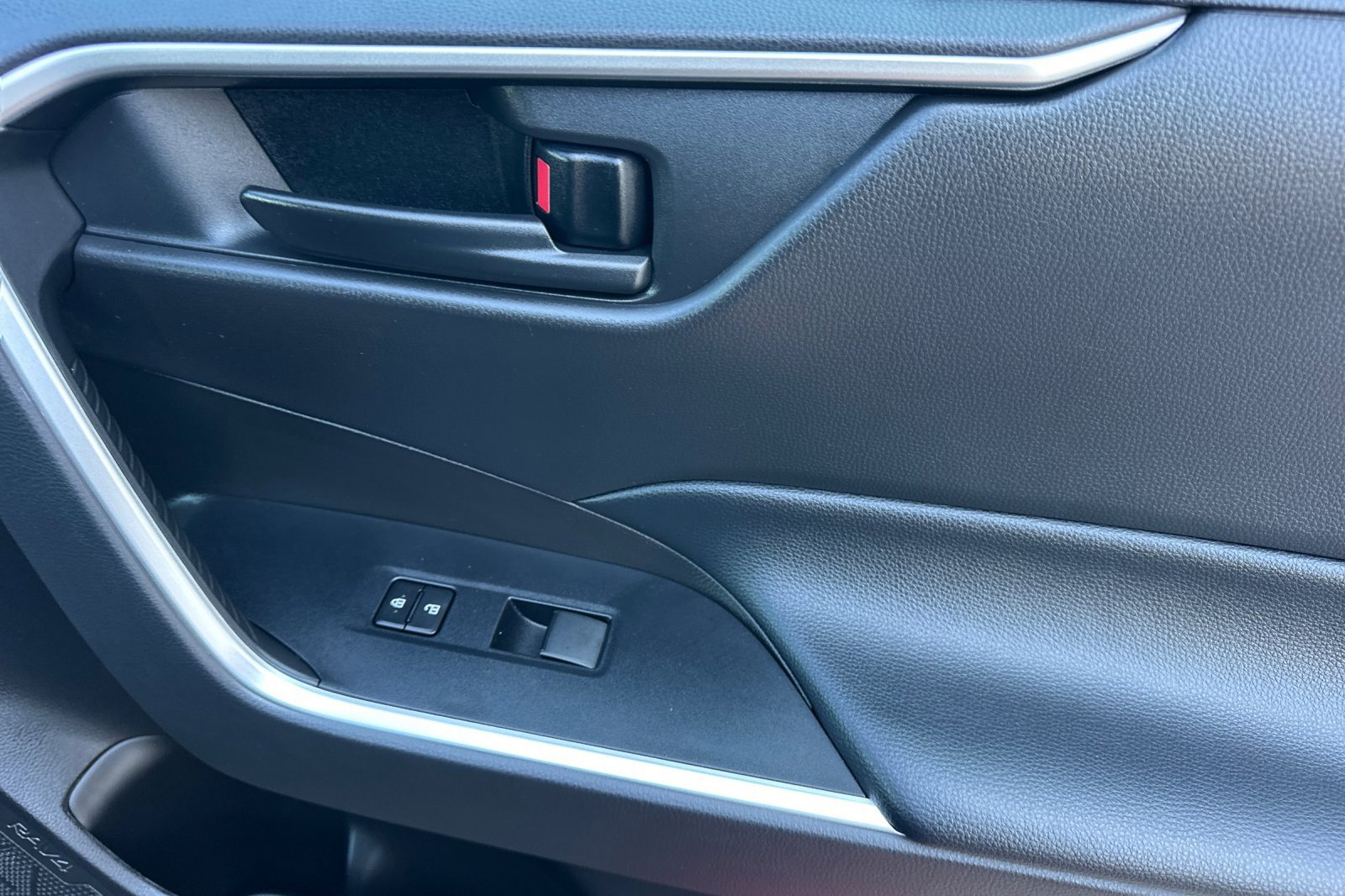 2022 Toyota RAV4 LE photo 20