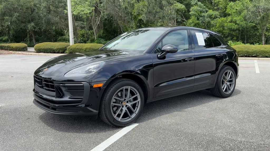 2025 Porsche Macan Base photo 4