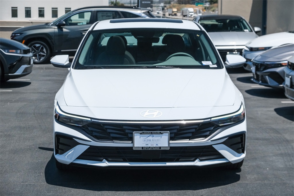 2025 Hyundai Elantra SEL Convenience photo 2