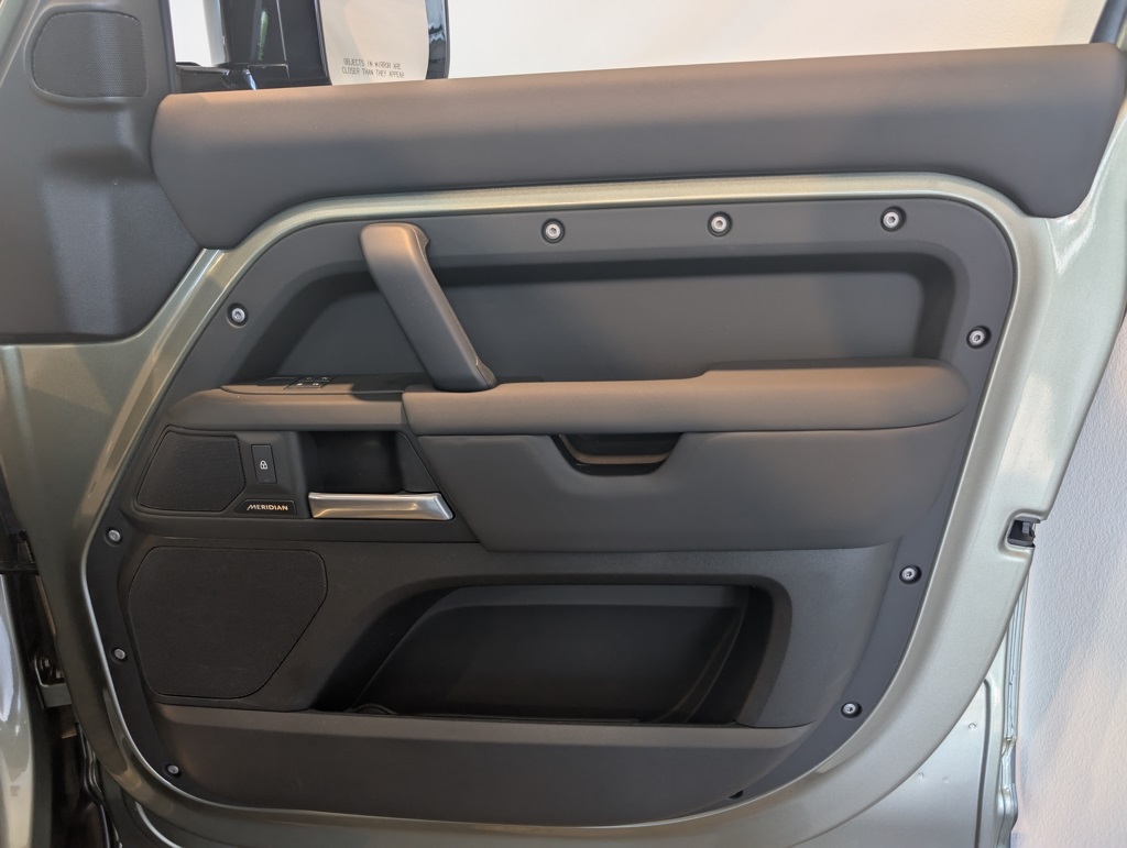 2025 Land Rover Defender 110 S photo 29