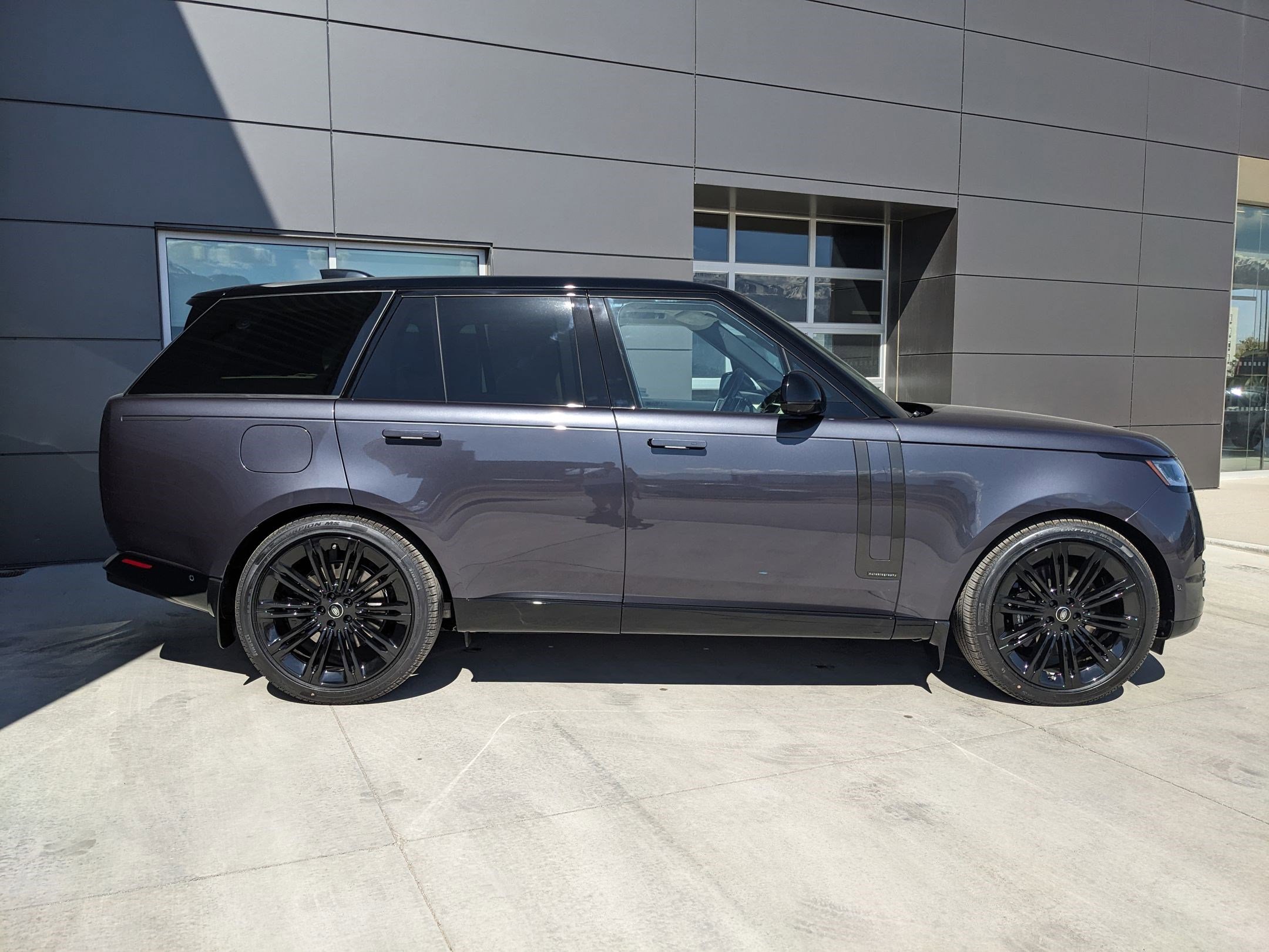 2025 Land Rover Range Rover Autobiography photo 2