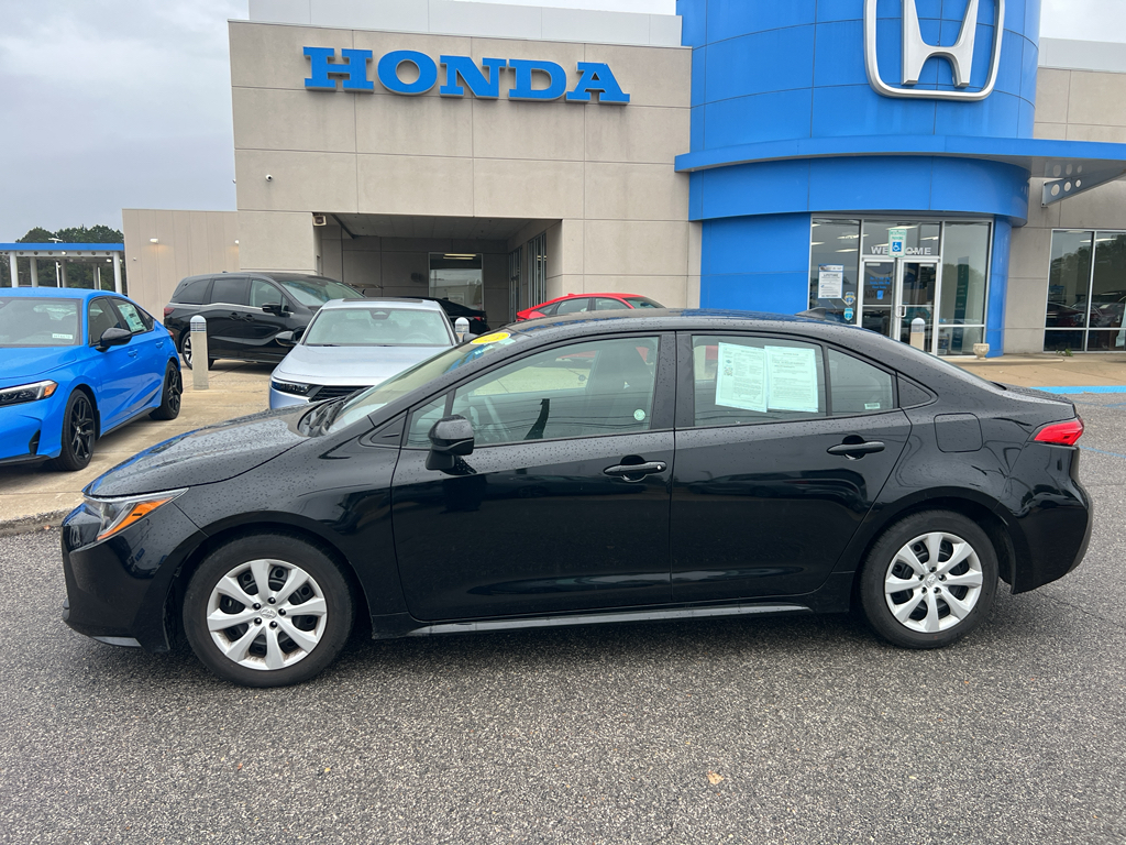 2025 Toyota Corolla LE photo 2