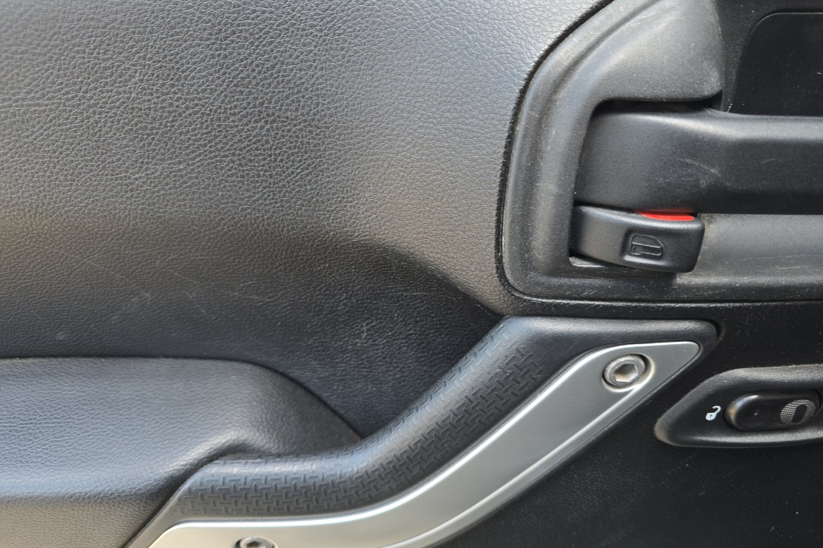 2013 Jeep Wrangler Sahara photo 11