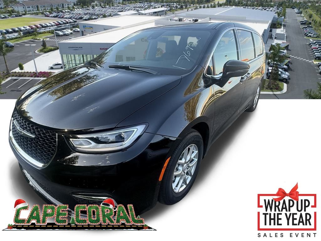 2026 Chrysler Pacifica Select's photo