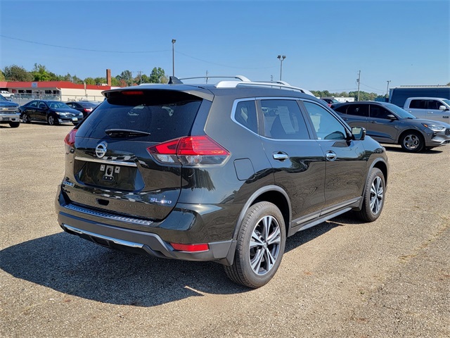 2017 Nissan Rogue SL photo 2