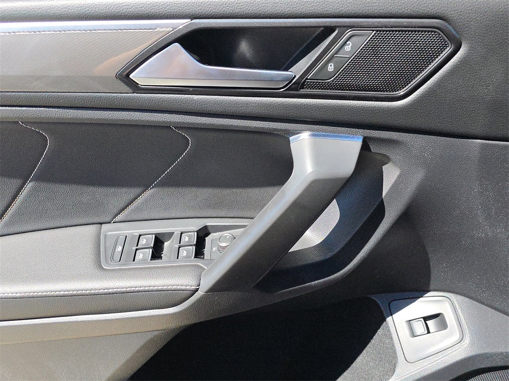 2022 Volkswagen Tiguan SE R-Line Black photo 16