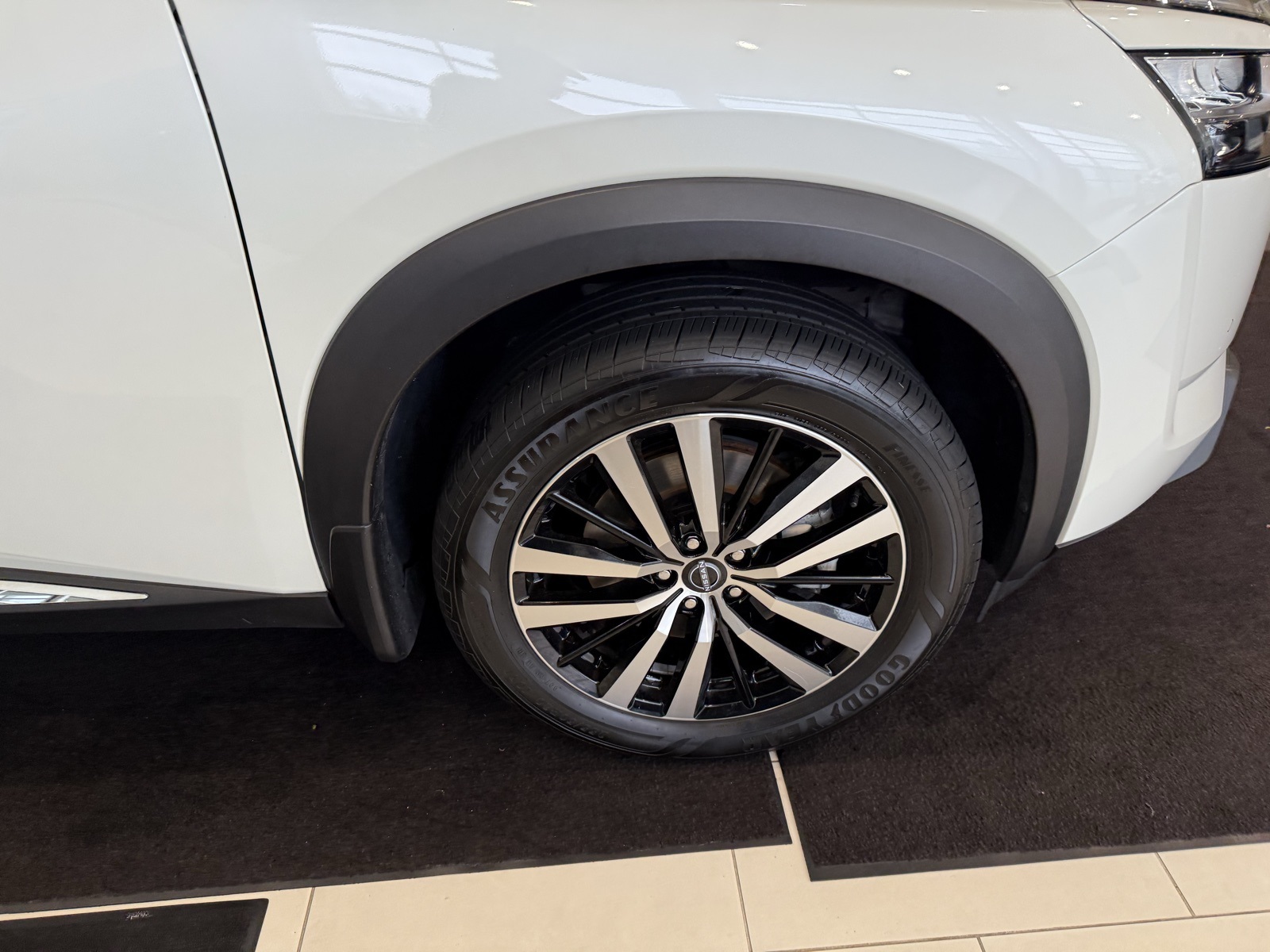 2023 Nissan Pathfinder Platinum photo 7