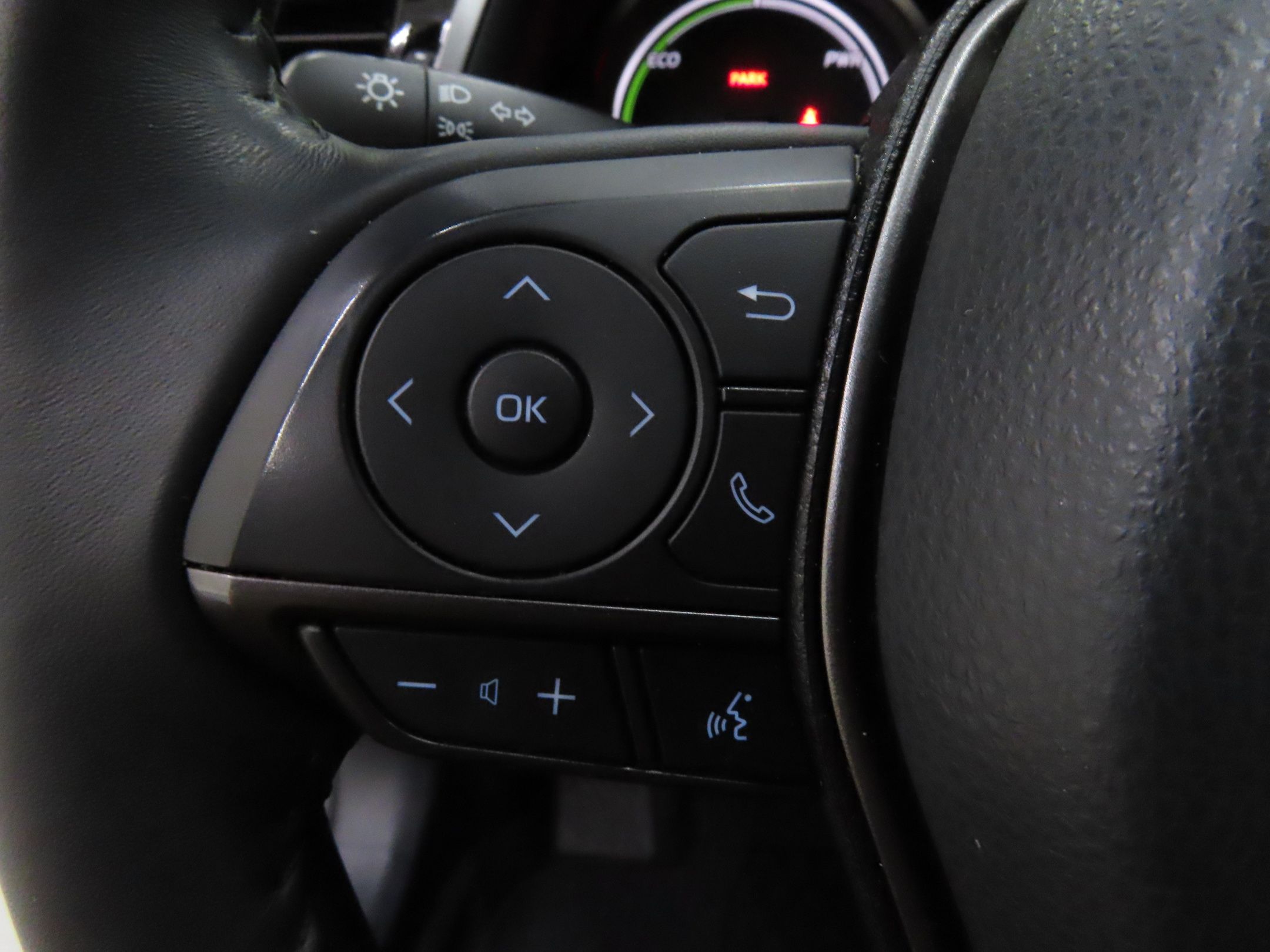 2022 Toyota Camry Hybrid SE photo 11