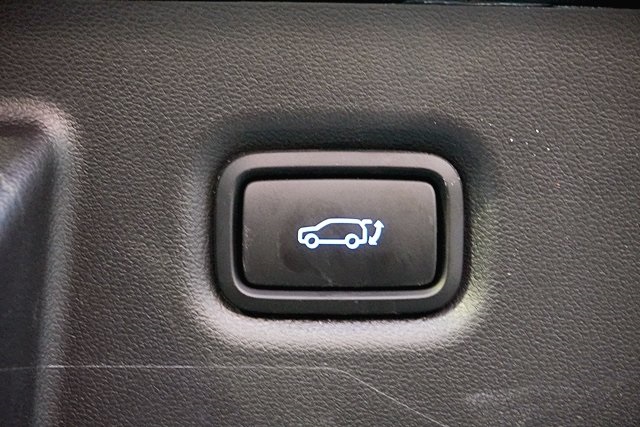 Used 2025 Black Hyundai SEL image 13