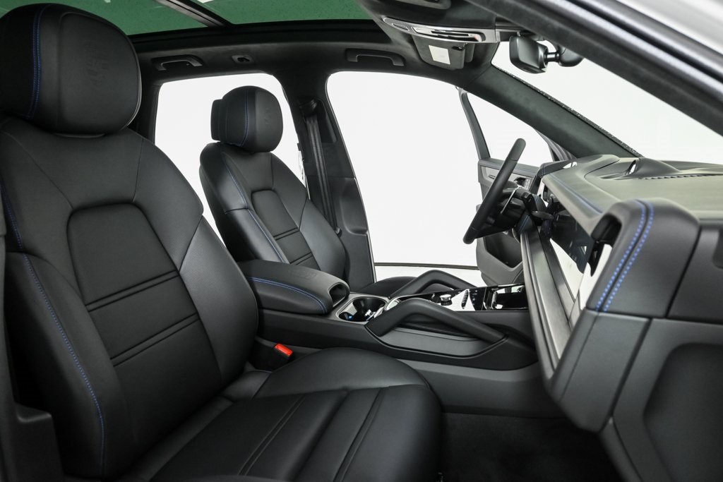 2025 Porsche Cayenne GTS photo 20