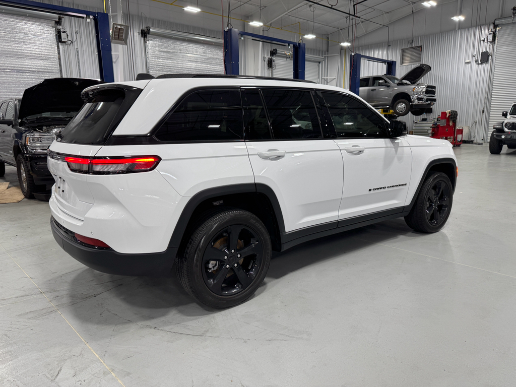 2023 Jeep Grand Cherokee Laredo Altitude photo 11