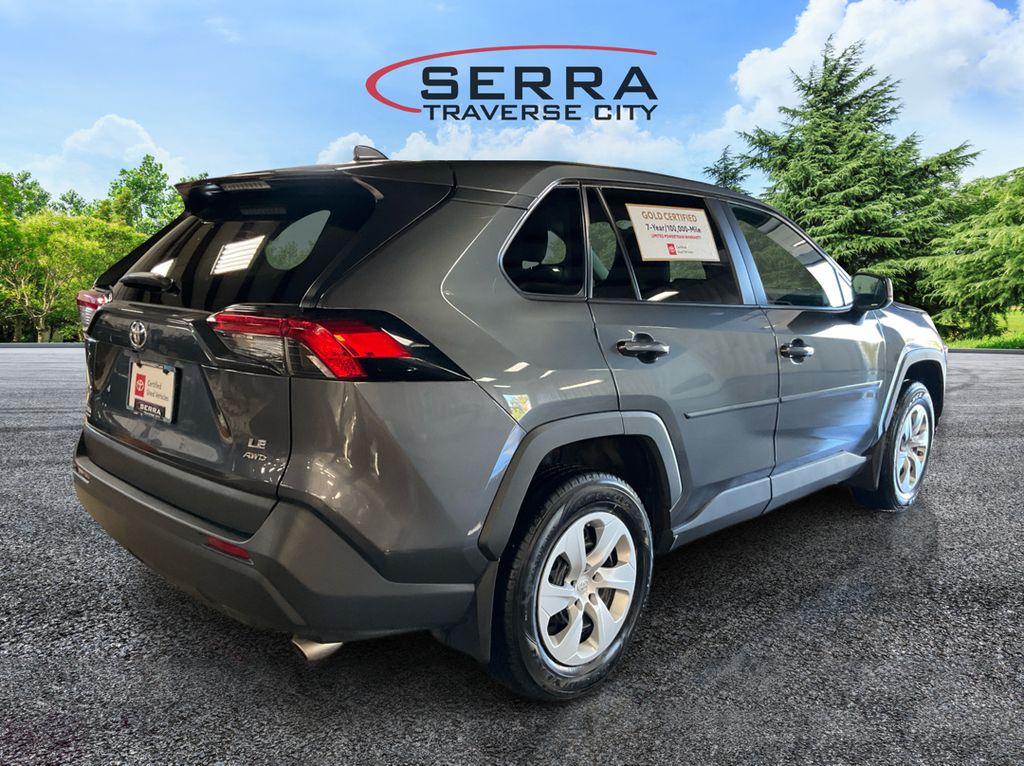 2022 Toyota RAV4 LE photo 5