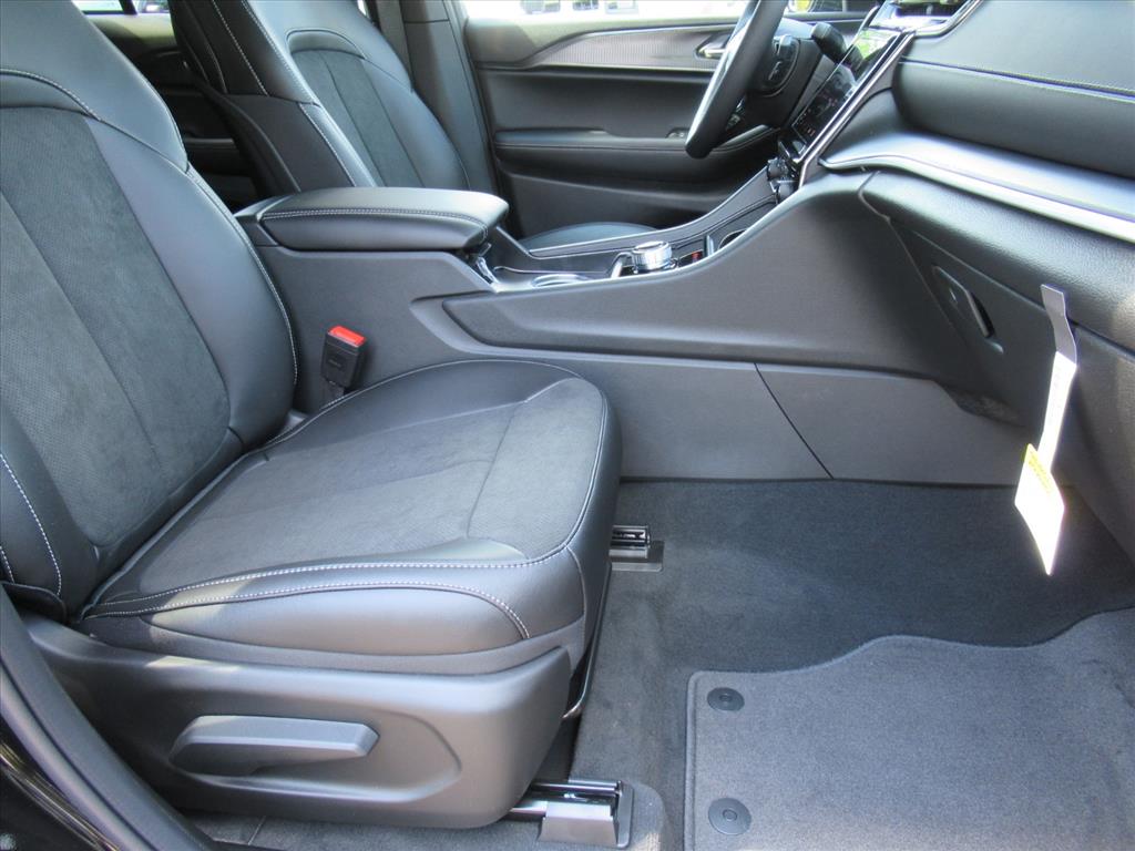 2025 Jeep Grand Cherokee Altitude photo 9