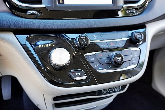 Used 2022 White Chrysler LX image 28