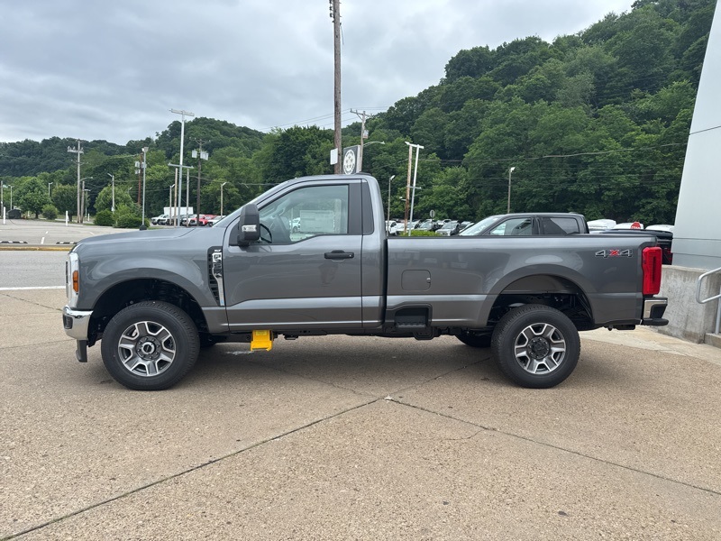 2025 Ford F-350 XLT photo 4