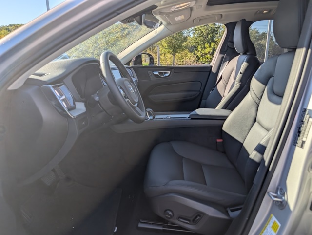 2025 Volvo XC60 B5 Plus photo 12