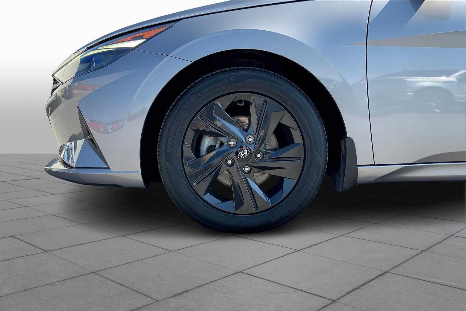 2023 Hyundai Elantra SEL photo 9