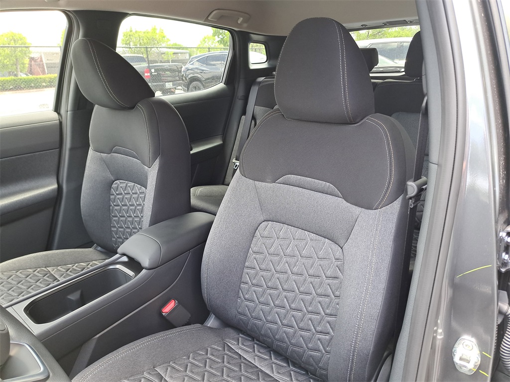 2025 Nissan Kicks SV photo 17