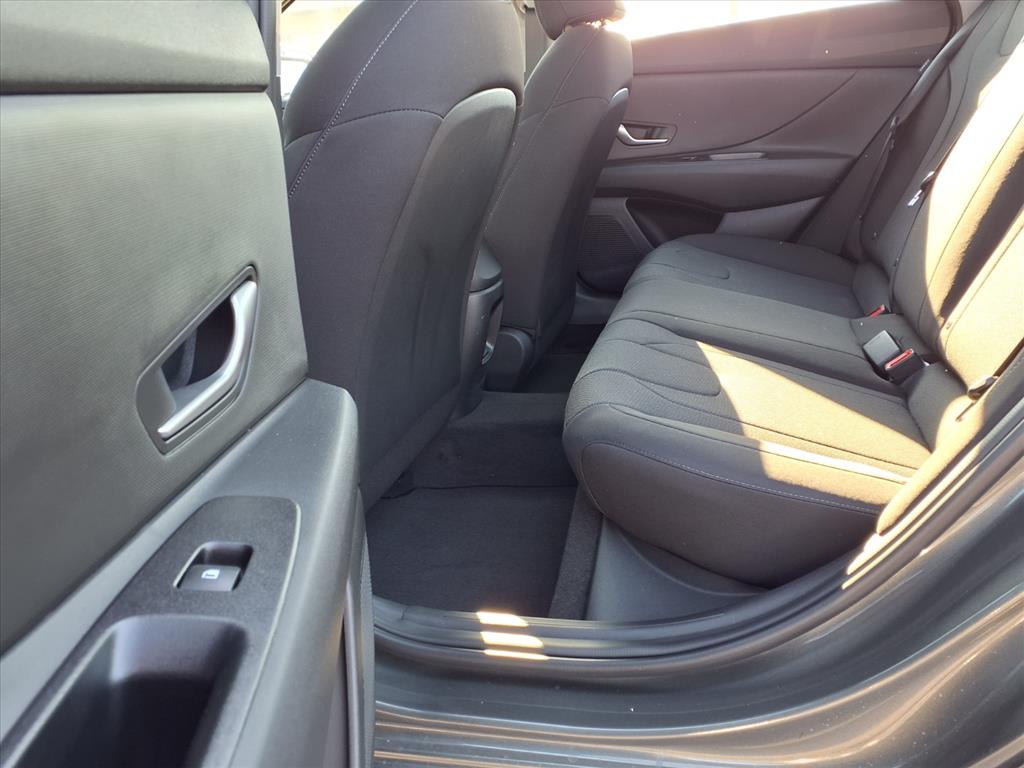 2025 Hyundai Elantra SE photo 4