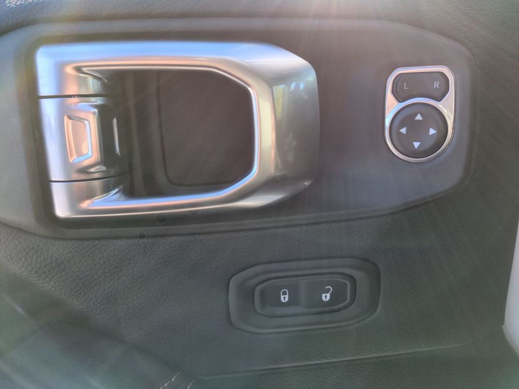 2025 Jeep Wrangler Sahara photo 3