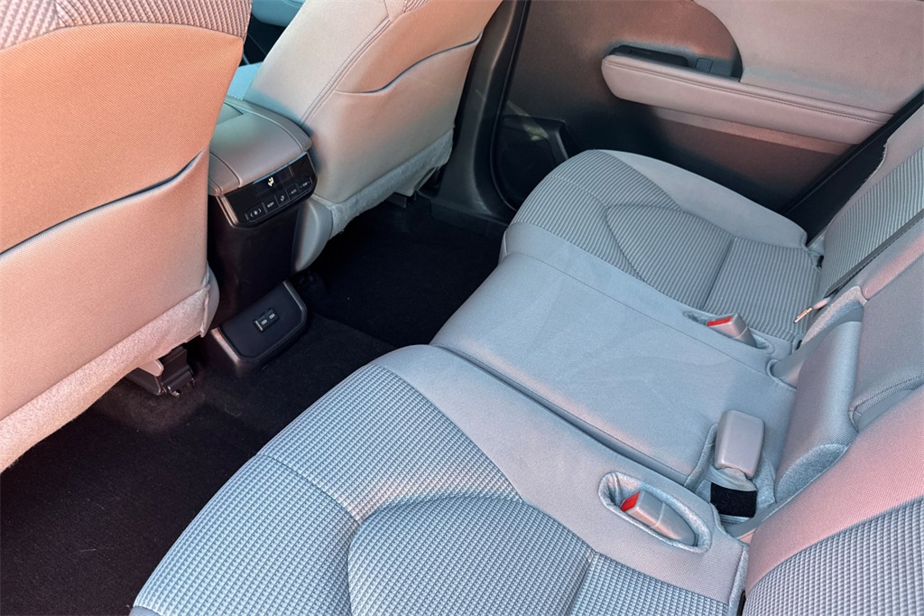2024 Toyota Highlander LE photo 14