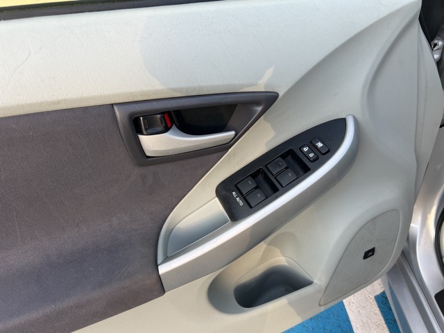 2011 Toyota Prius Three photo 12
